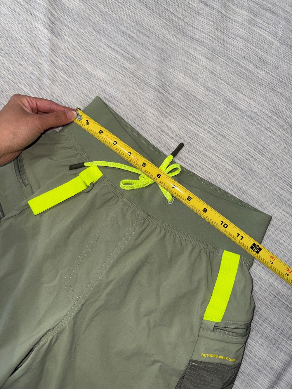Lululemon Women’s Multi-Pocket Cargo High-Rise Hiking Shorts (5") in Olive Green - Picture 9 of 14
